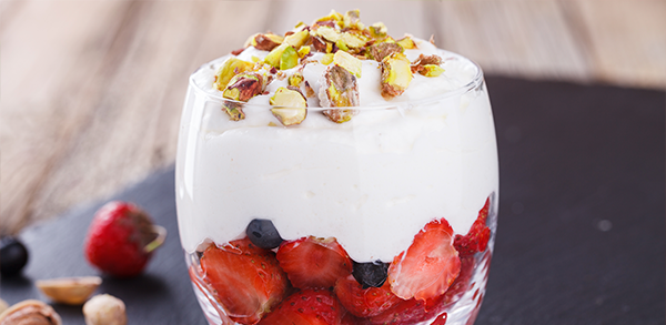 Strawberry verrines with mascarpone and pistachios